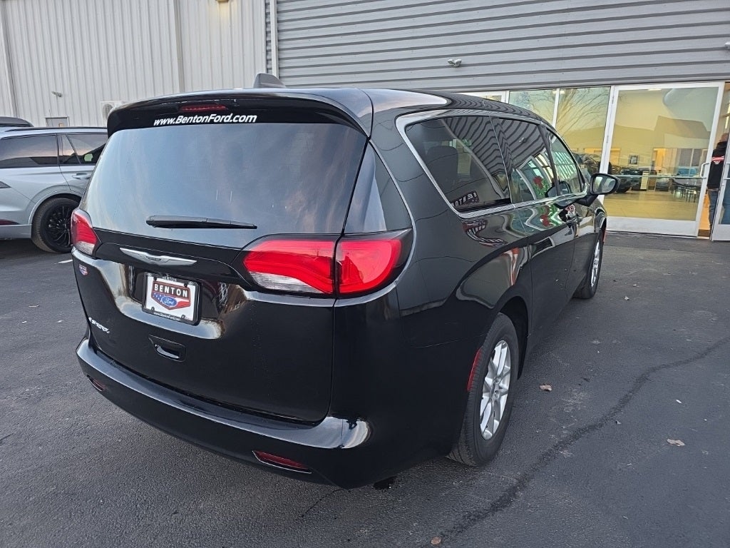 2024 Chrysler Voyager LX