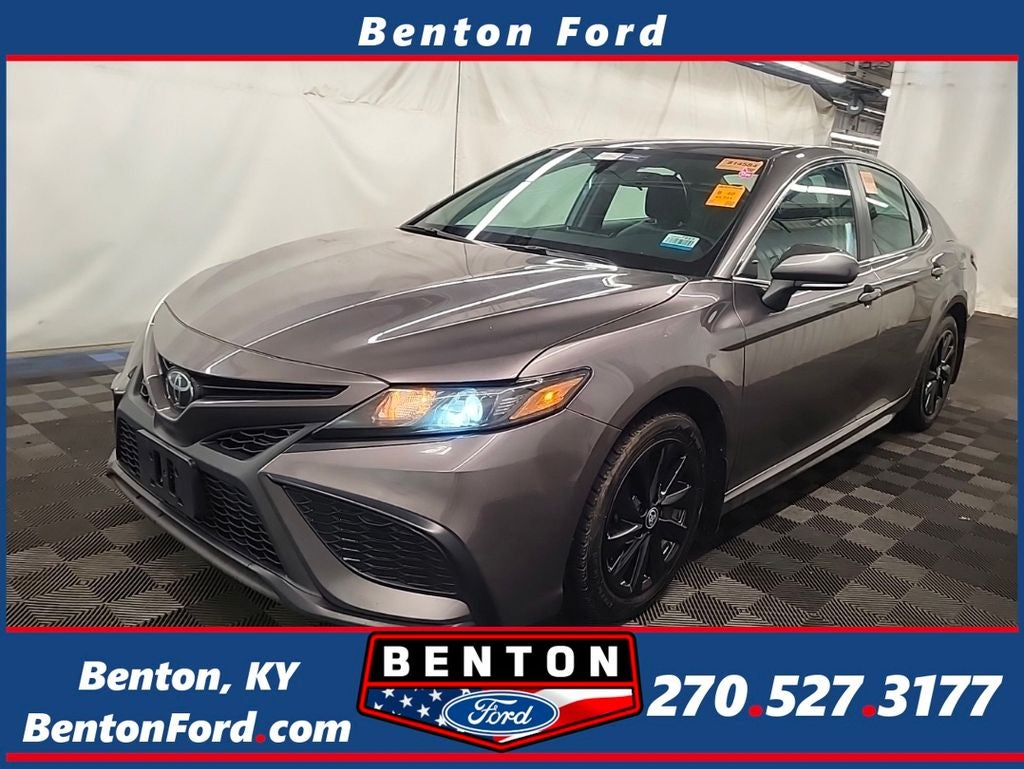 2023 Toyota Camry SE's photo
